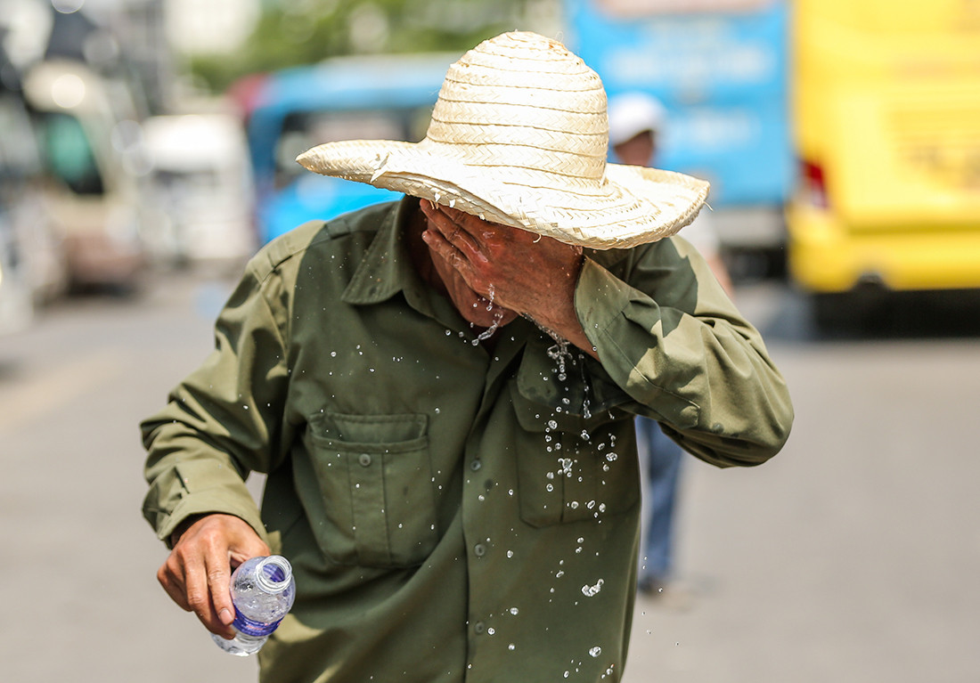 Vì sao nắng nóng gay gắt trên cả nước, miền Trung có nơi trên 43 độ C?