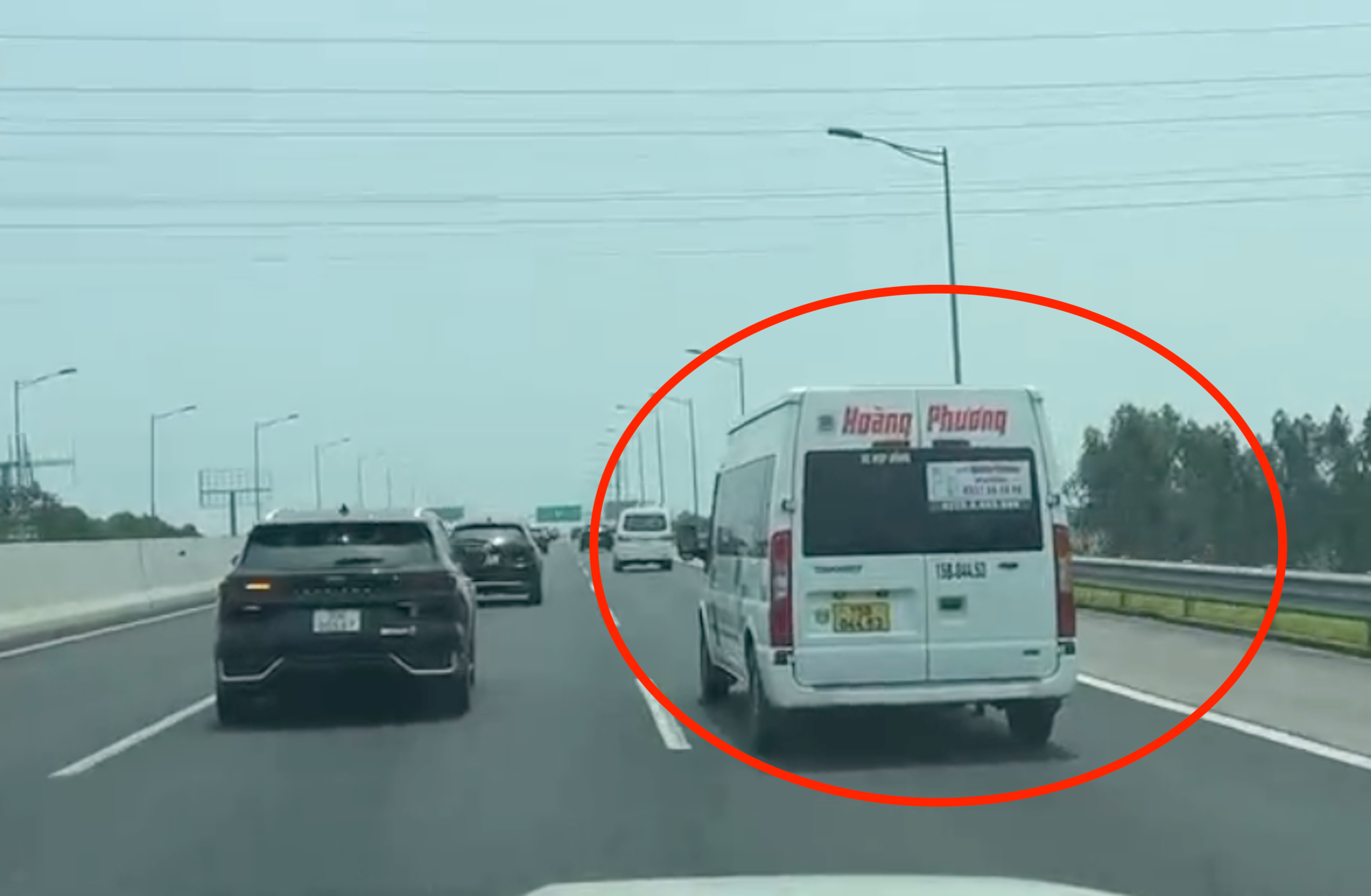 Phạt 15 triệu đồng tài xế Limousine lạng lách trên cao tốc Hà Nội - Hải Phòng