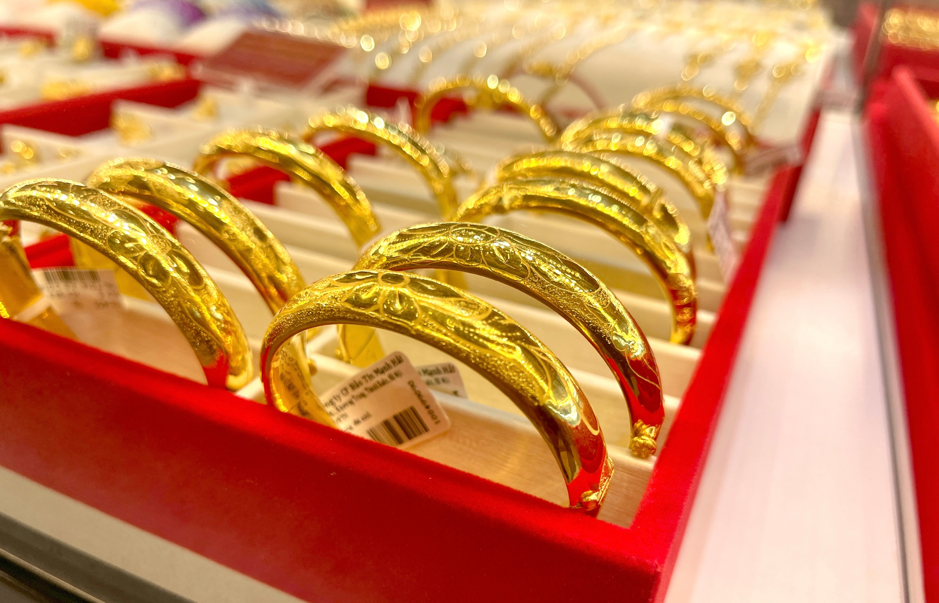 Giá vàng hôm nay 30/4: Thế giới giảm nhẹ, trong nước 'đứng im'