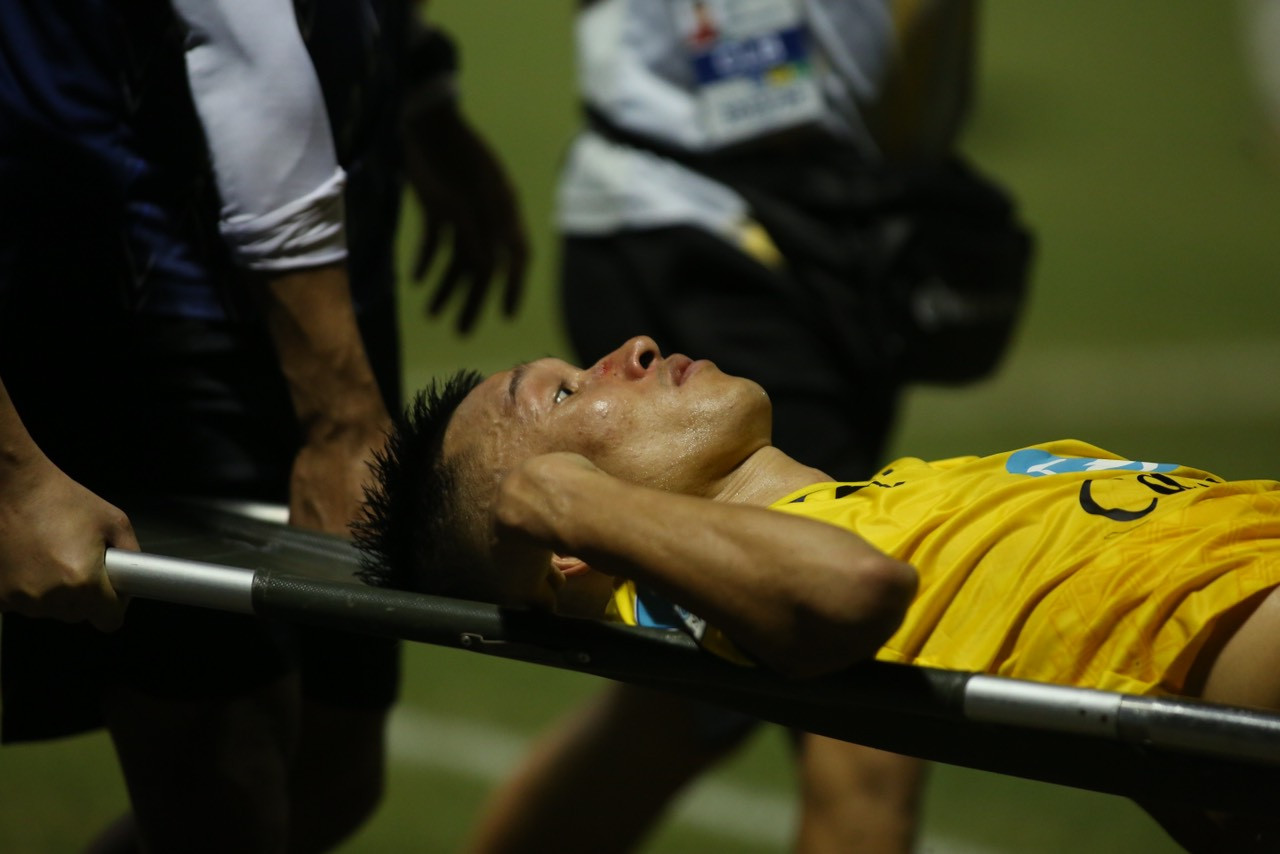 Cầu thủ CLB Thanh Hóa đổ gục bất động khiến cổ động viên hốt hoảng