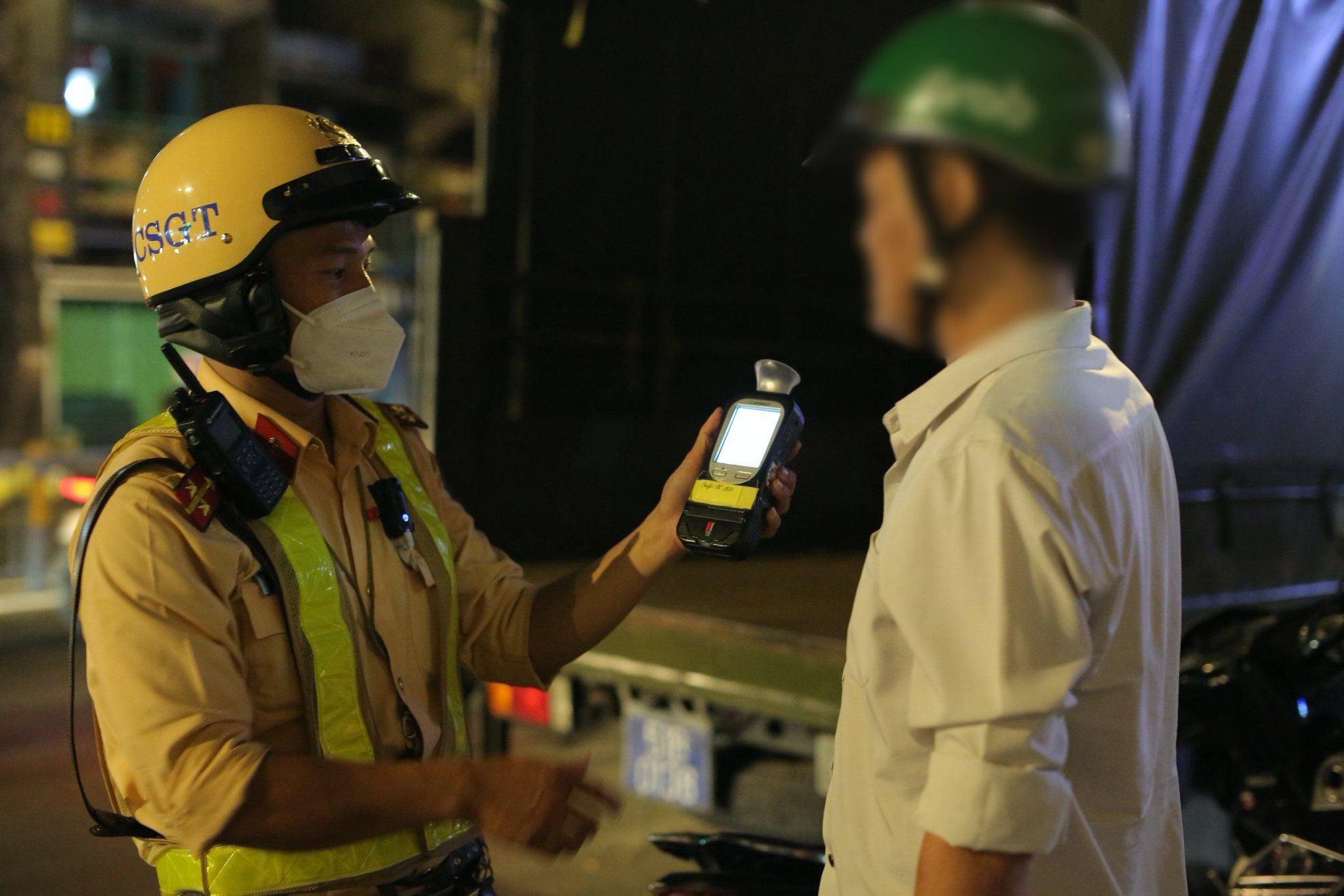 Đi đón khách sau khi 'uống bia cho mát', tài xế xe ôm bị phạt 7 triệu đồng