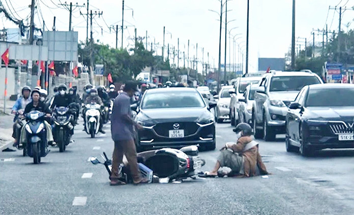 TP.HCM: Dầu nhớt đổ ra Quốc lộ 1A, nhiều xe máy trượt ngã