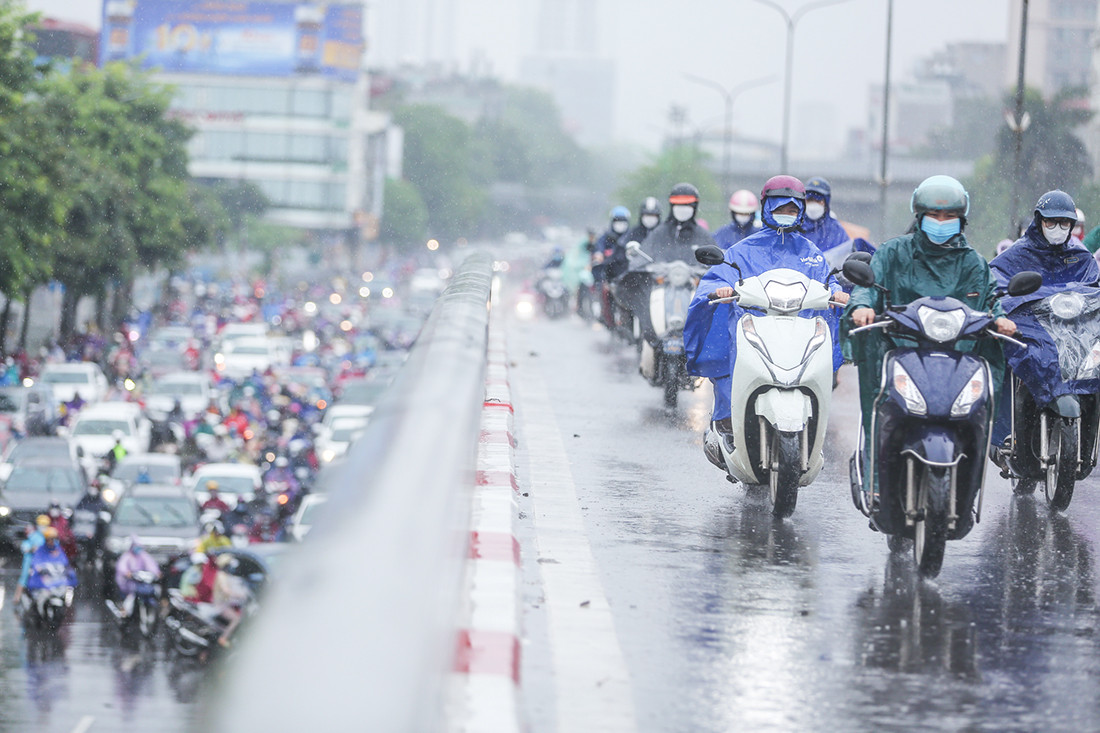 Dự báo thời tiết ngày mai 1/5: Không khí lạnh tràn về, miền Bắc mưa dông