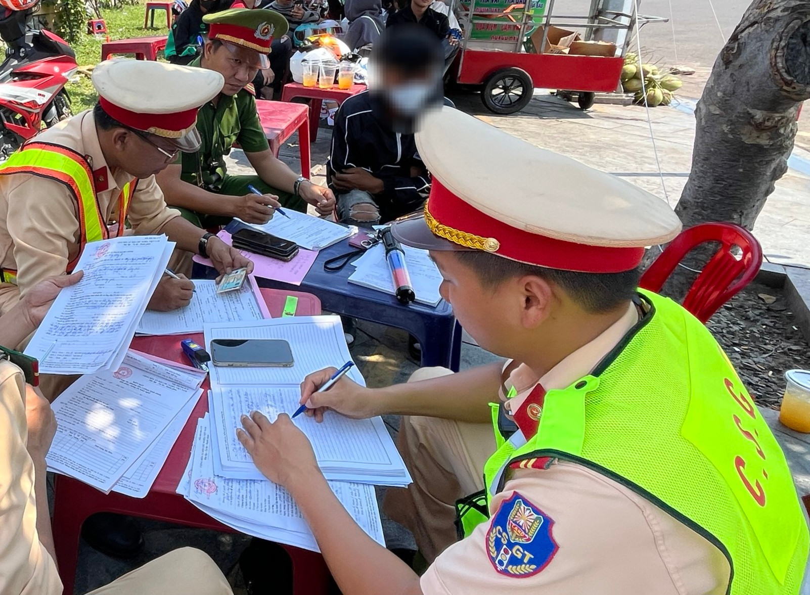 Bị phạt lỗi độ xe, thiếu niên 17 tuổi nói ‘vác mía 15 ngày mới đủ tiền đóng’