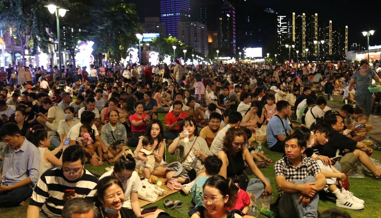 Biển người ùn ùn đổ vào trung tâm TP.HCM chờ xem pháo hoa tối 30/4