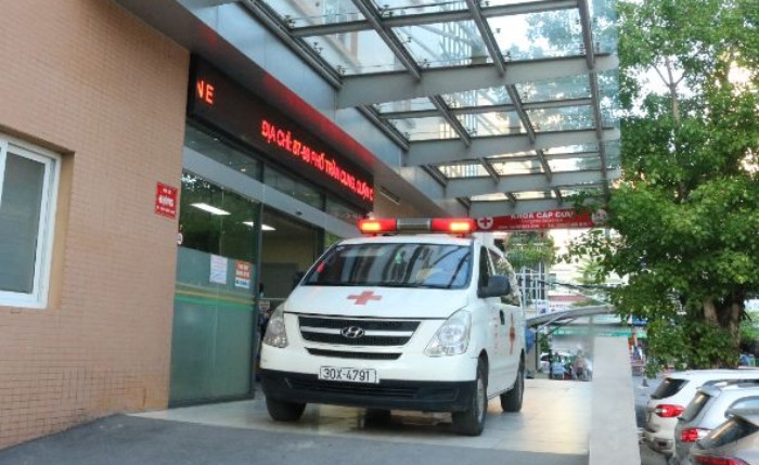 Suýt hoại tử tay vì đắp lá cây vào vết thương