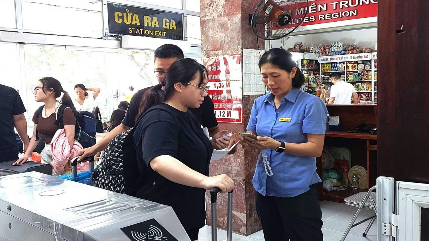 Ngày cuối kỳ nghỉ lễ ở Đà Nẵng: Sân bay thưa thớt, ga tàu nhộn nhịp