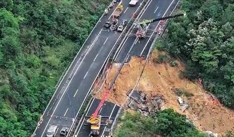 Sập cao tốc ở Trung Quốc, 19 người thiệt mạng