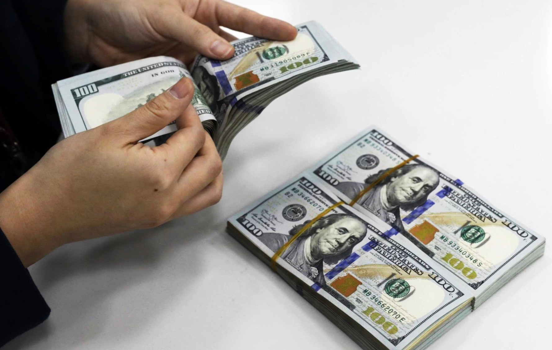 Giá USD trong nước đồng loạt giảm sau khi Fed giữ nguyên lãi suất