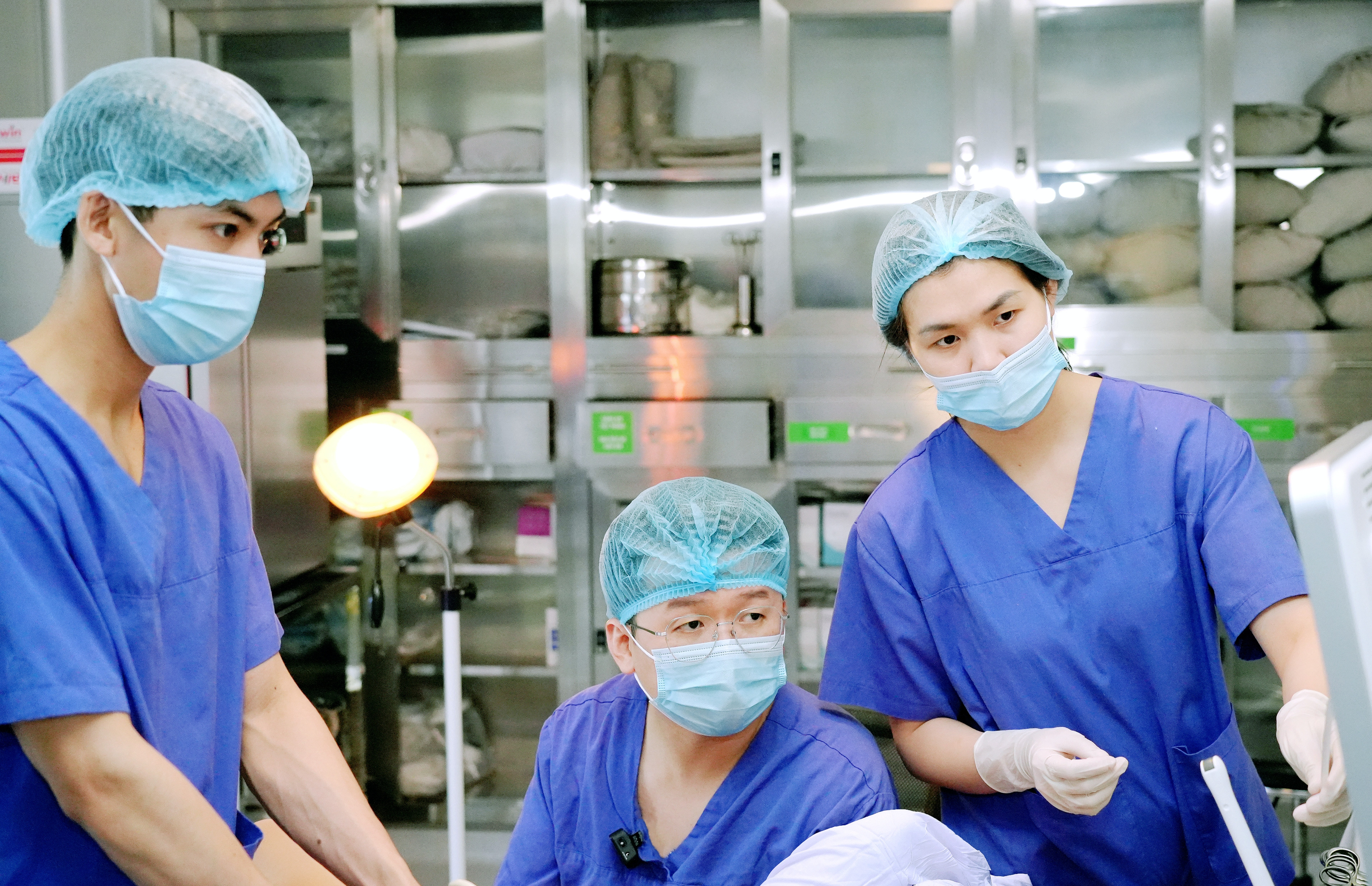 Con 4 tuổi hay ngã lúc leo cầu thang, bố mẹ bàng hoàng khi biết nguyên nhân