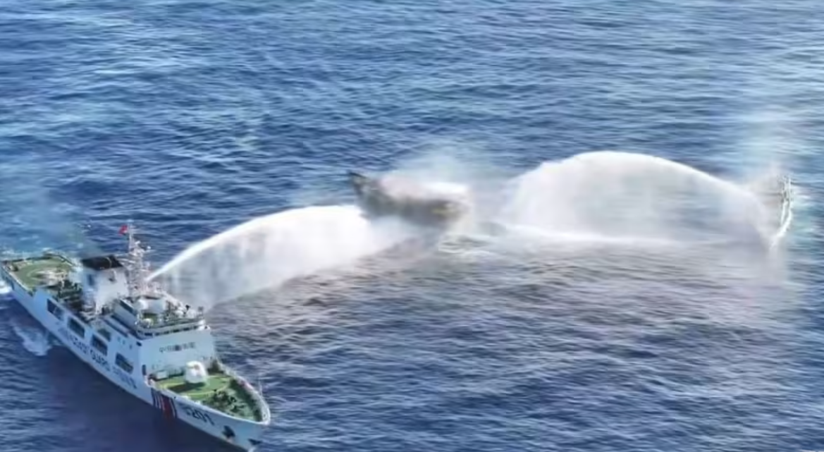 Philippines triệu đại sứ Trung Quốc vì vụ tấn công bằng vòi rồng