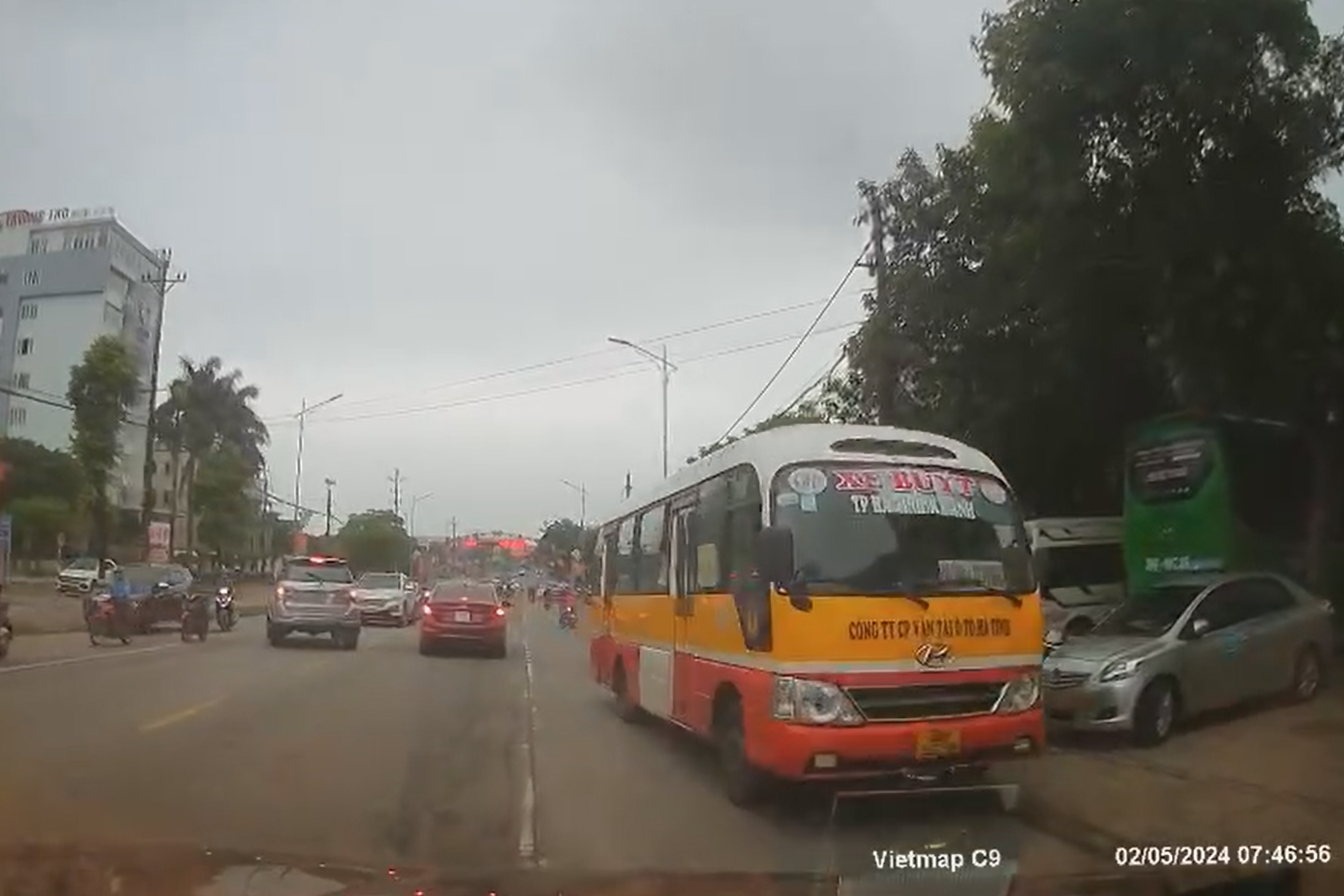 Chạy xe ngược chiều trên Quốc lộ 1A, tài xế xe buýt bị tước GPLX