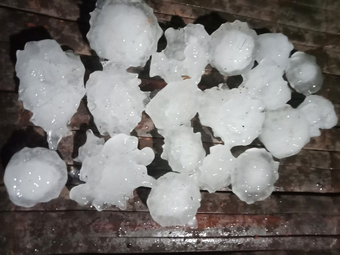 Mưa đá to bằng nắm tay trút xuống Sơn La