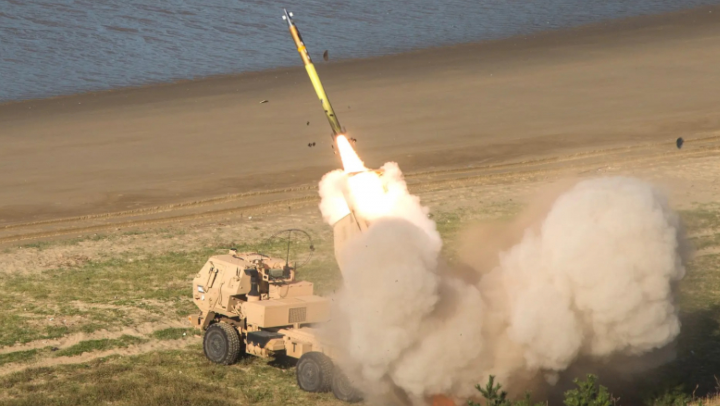 Khoảnh khắc Nga oanh tạc bệ phóng HIMARS do Mỹ cung cấp ở Ukraine 
