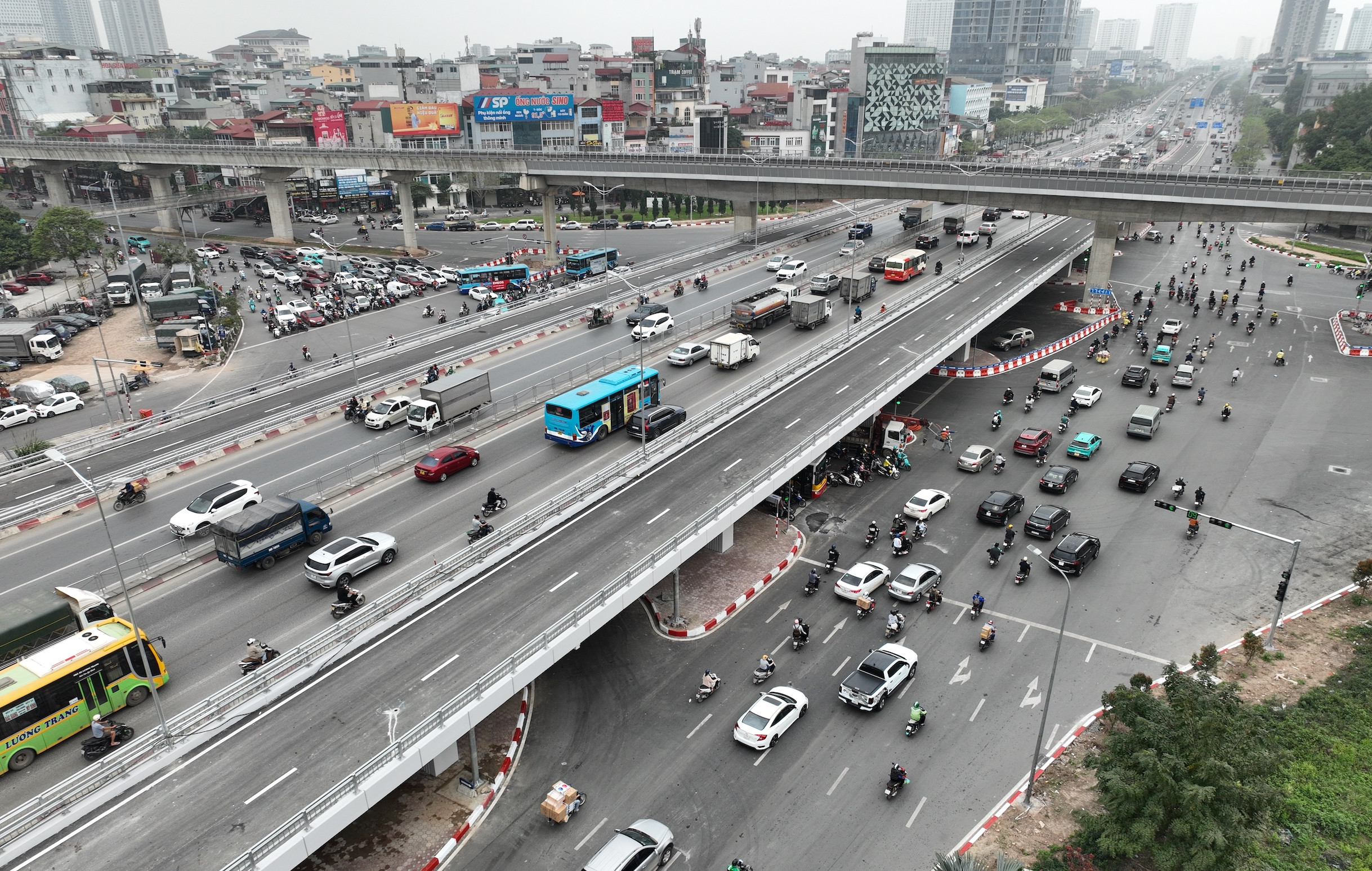 Hà Nội cấm xe máy, xe đạp đi lên cầu vượt Mai Dịch cũ từ ngày 6/5