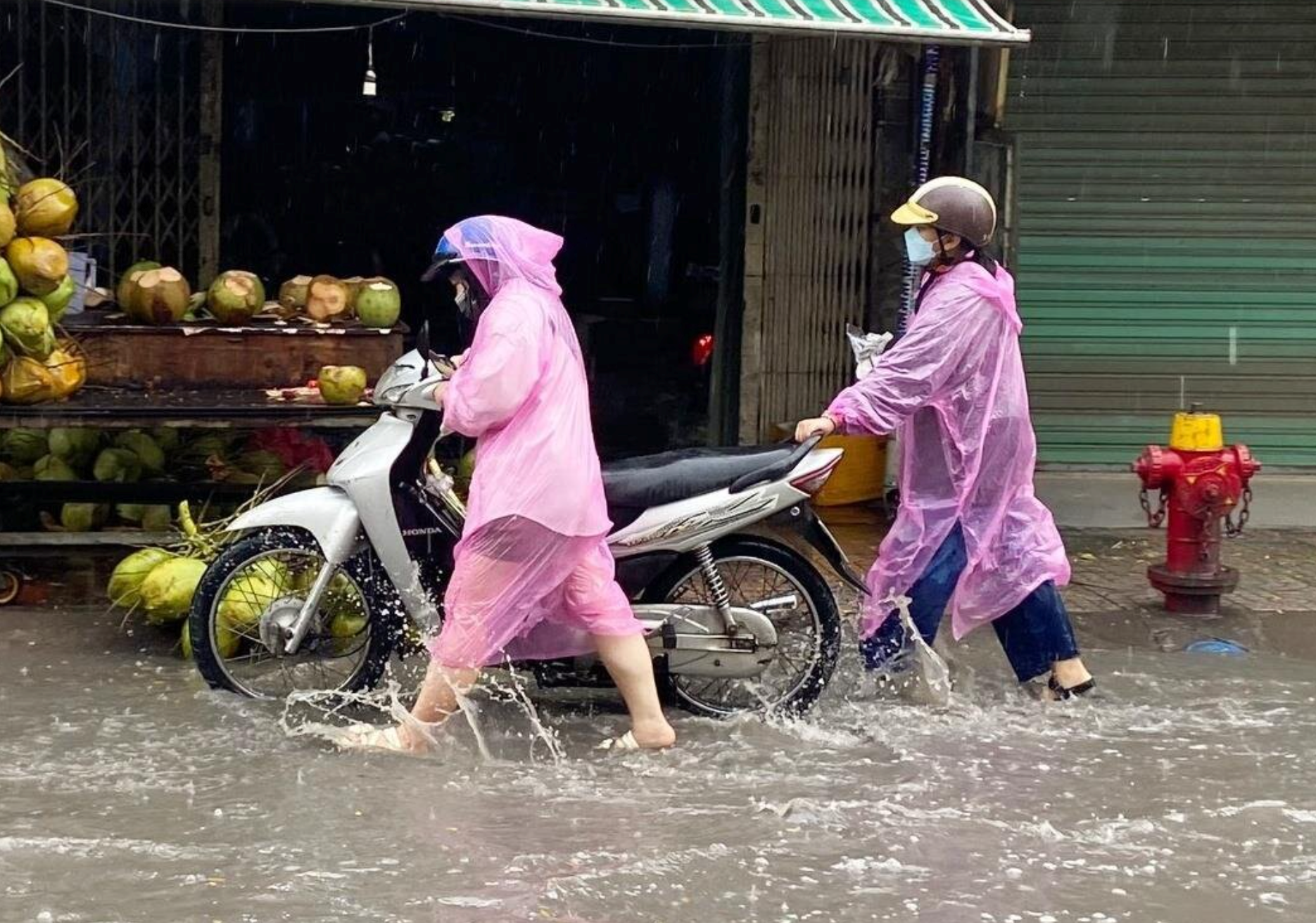 Mới mưa đầu mùa, tuyến phố TP.HCM đã ngập nặng