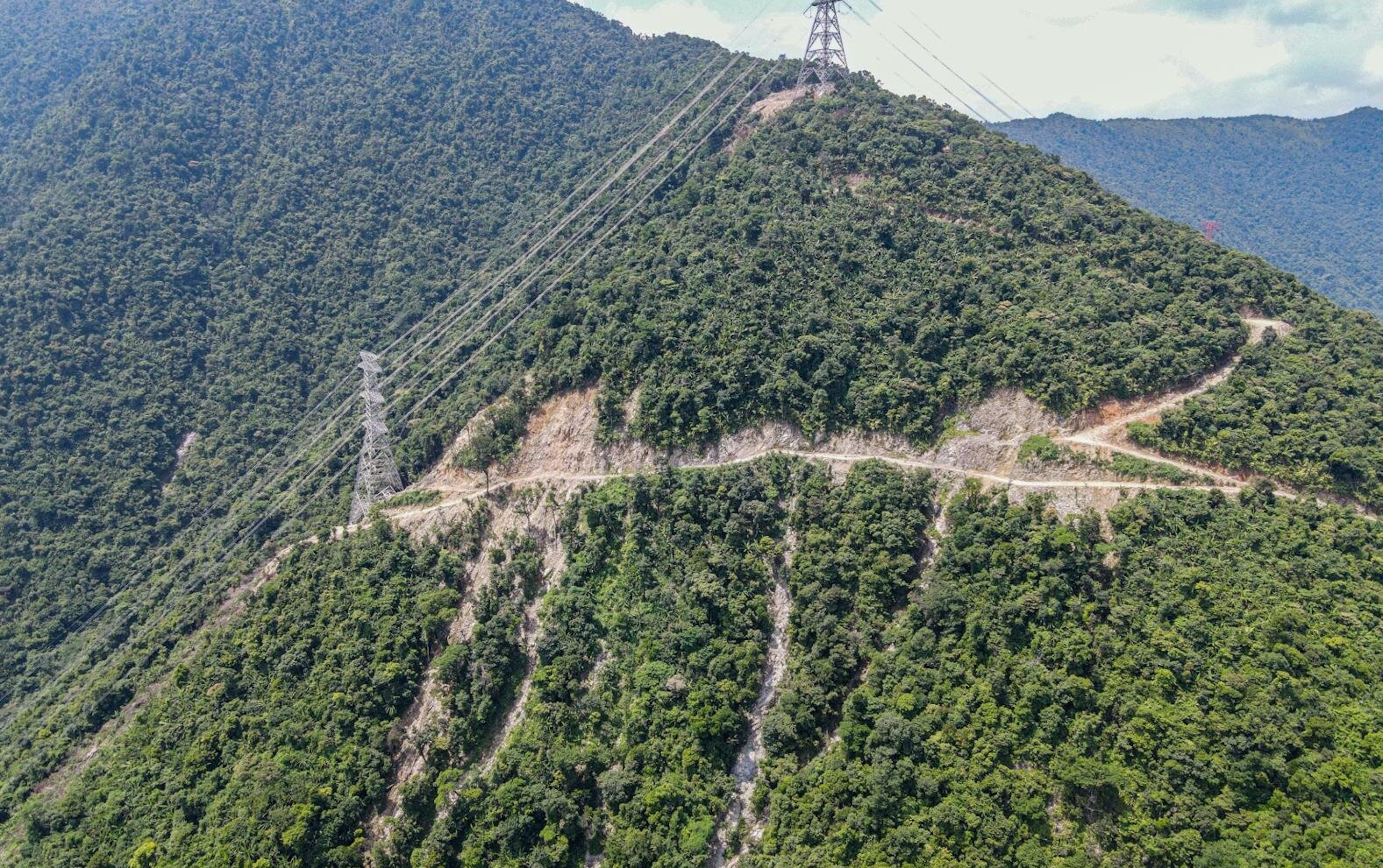 Mưa lớn vùi lấp lán công nhân ở Hà Tĩnh, 3 người tử vong 