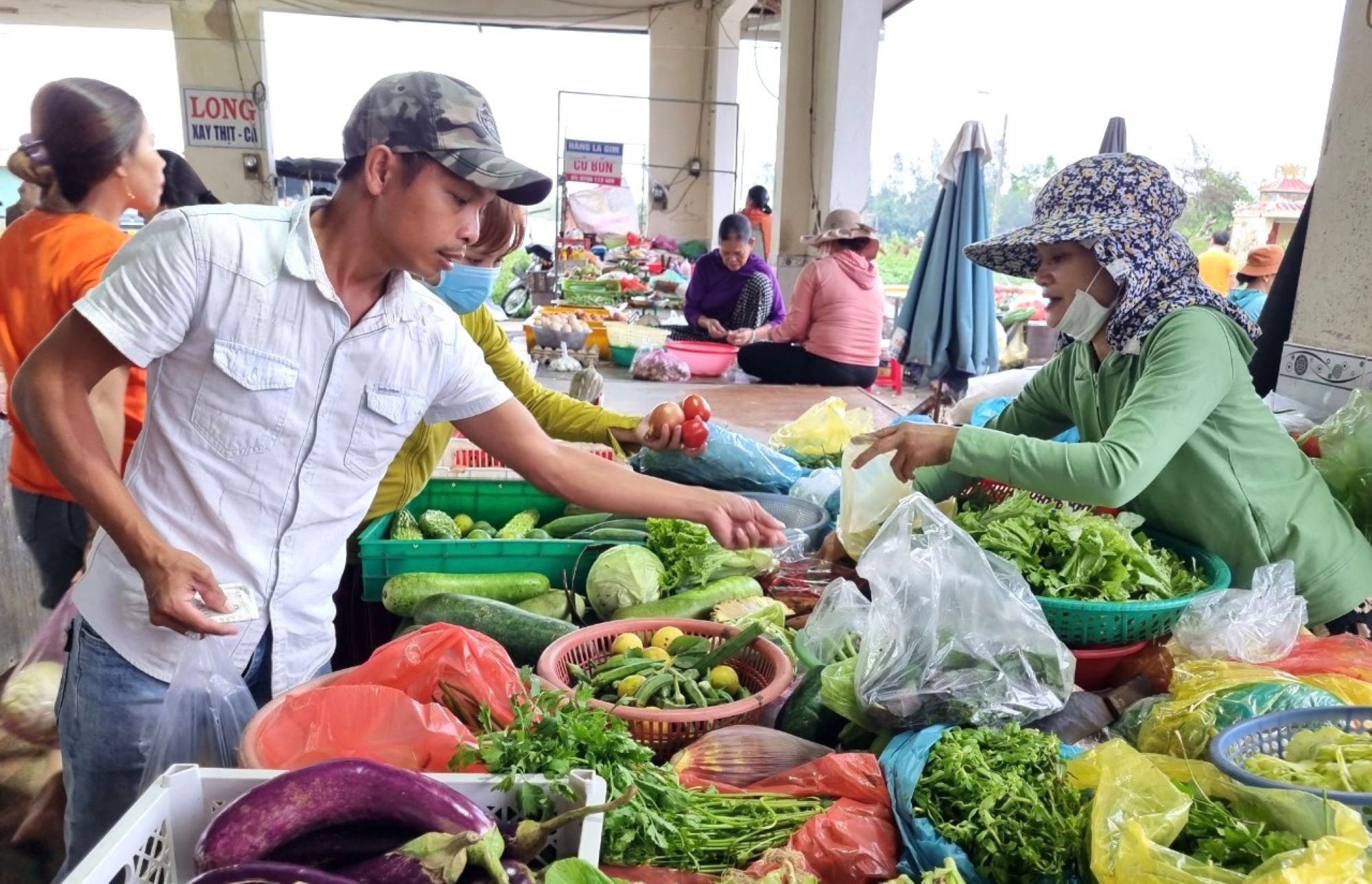 Công nhân Đà Nẵng lo ‘lương chưa tăng, giá cả đã phi mã’