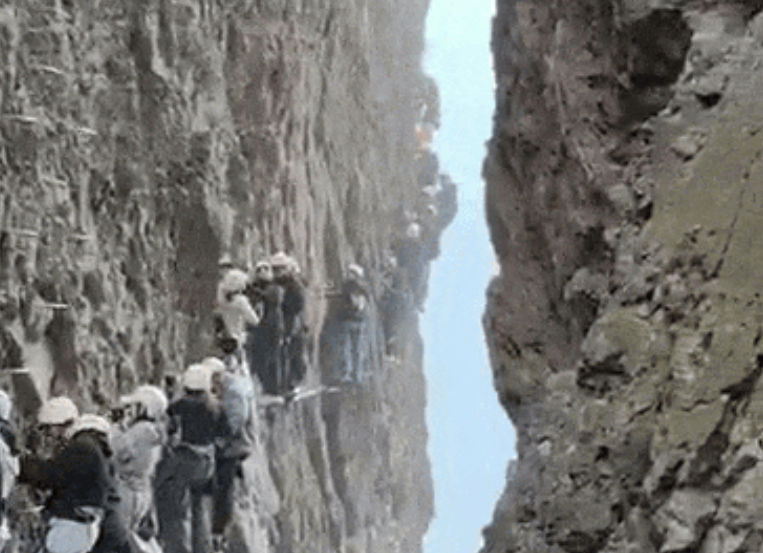 Độc lạ 'tắc núi' ở Trung Quốc, du khách chôn chân giữa vách đá thẳng đứng