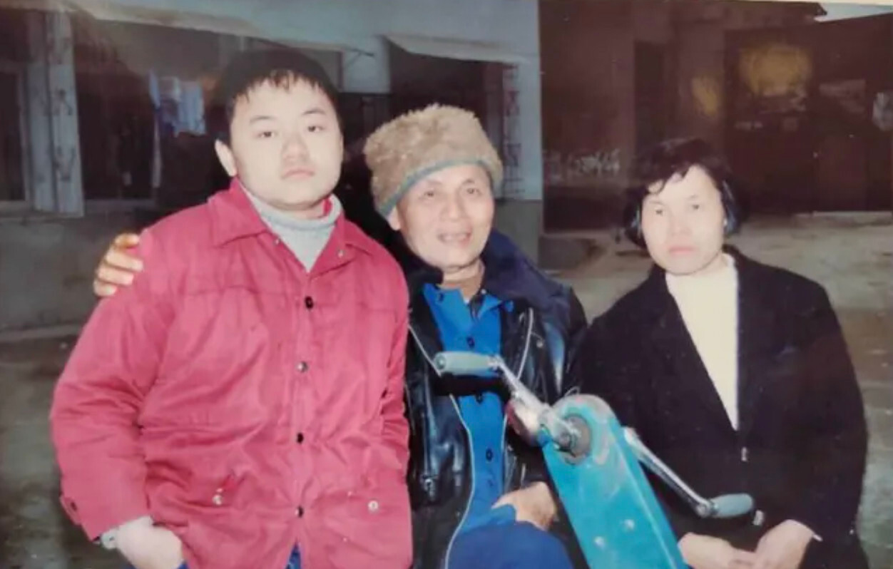 Thần đồng Trung Quốc không biết làm việc nhà, cần mẹ đút ăn từng bữa