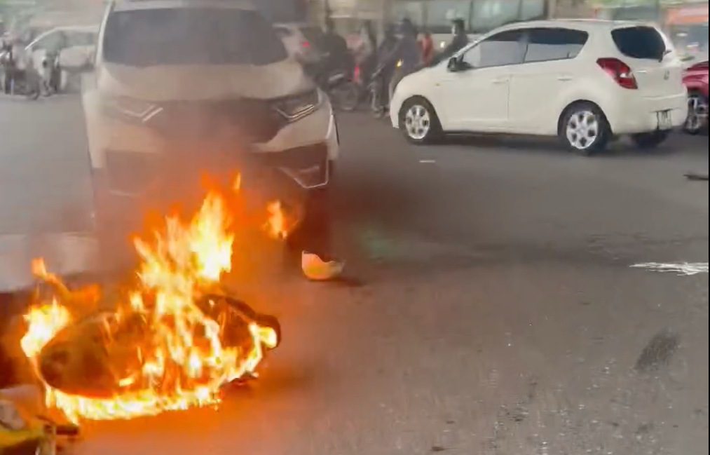 Xe máy bốc cháy ngùn ngụt sau va chạm ô tô trên phố Hà Nội