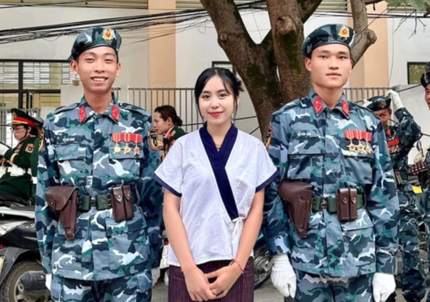 Nữ sinh Lào vượt hơn 500 km đến Điện Biên, chụp ảnh với bộ đội cụ Hồ