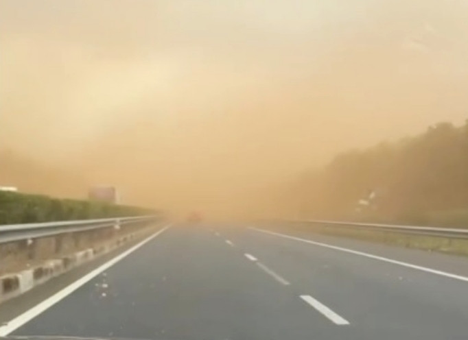 ‘Bão’ bụi đỏ lại bao trùm cao tốc TP.HCM – Long Thành – Dầu Giây