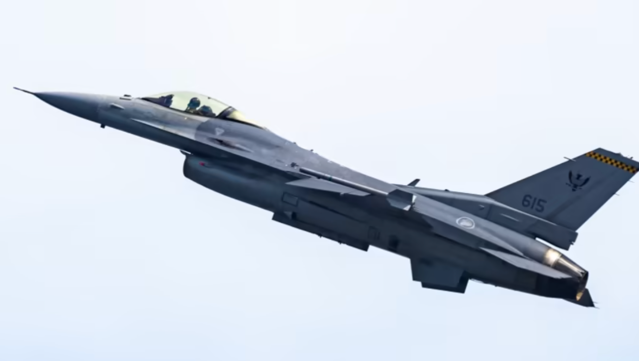 Chiến đấu cơ F-16 Singapore gặp nạn, rơi ở căn cứ không quân Tengah 