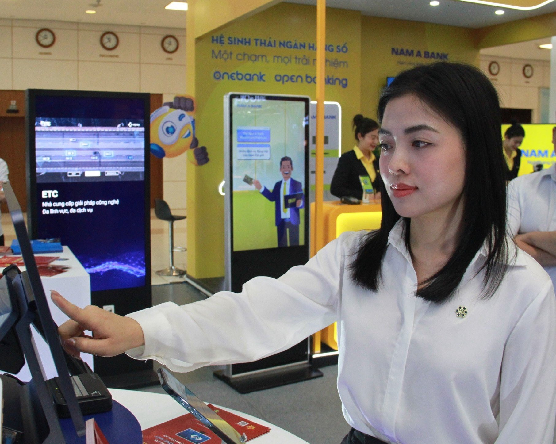 Từ 1/7, công an thu nhận thông tin mống mắt cho thẻ căn cước mới thế nào?