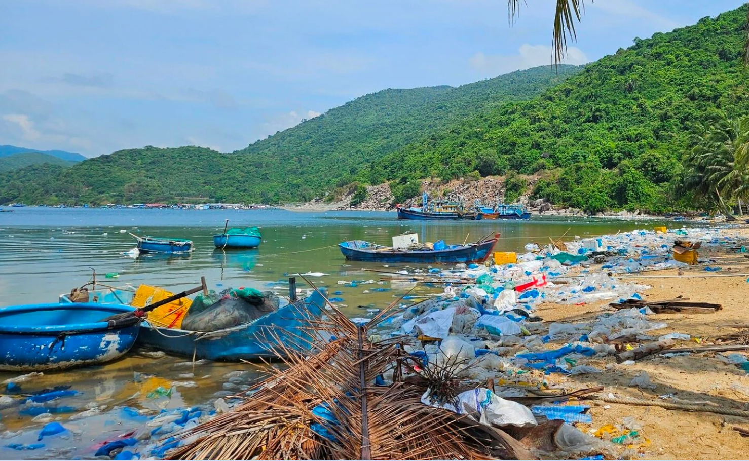 Vịnh Vũng Rô ngập rác thải, dọn mãi không xong
