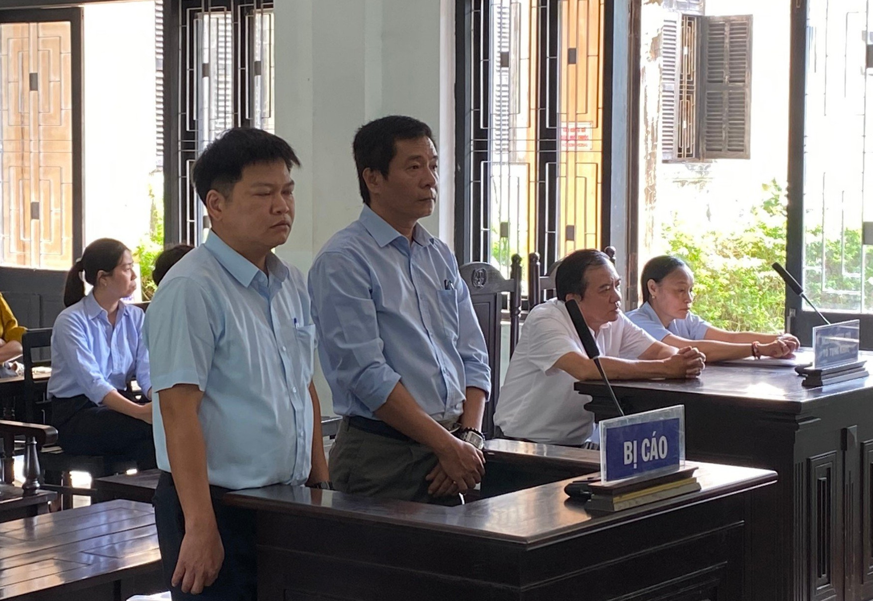 Vì sao cựu giám đốc CDC Thừa Thiên - Huế và thuộc cấp được miễn án tù?