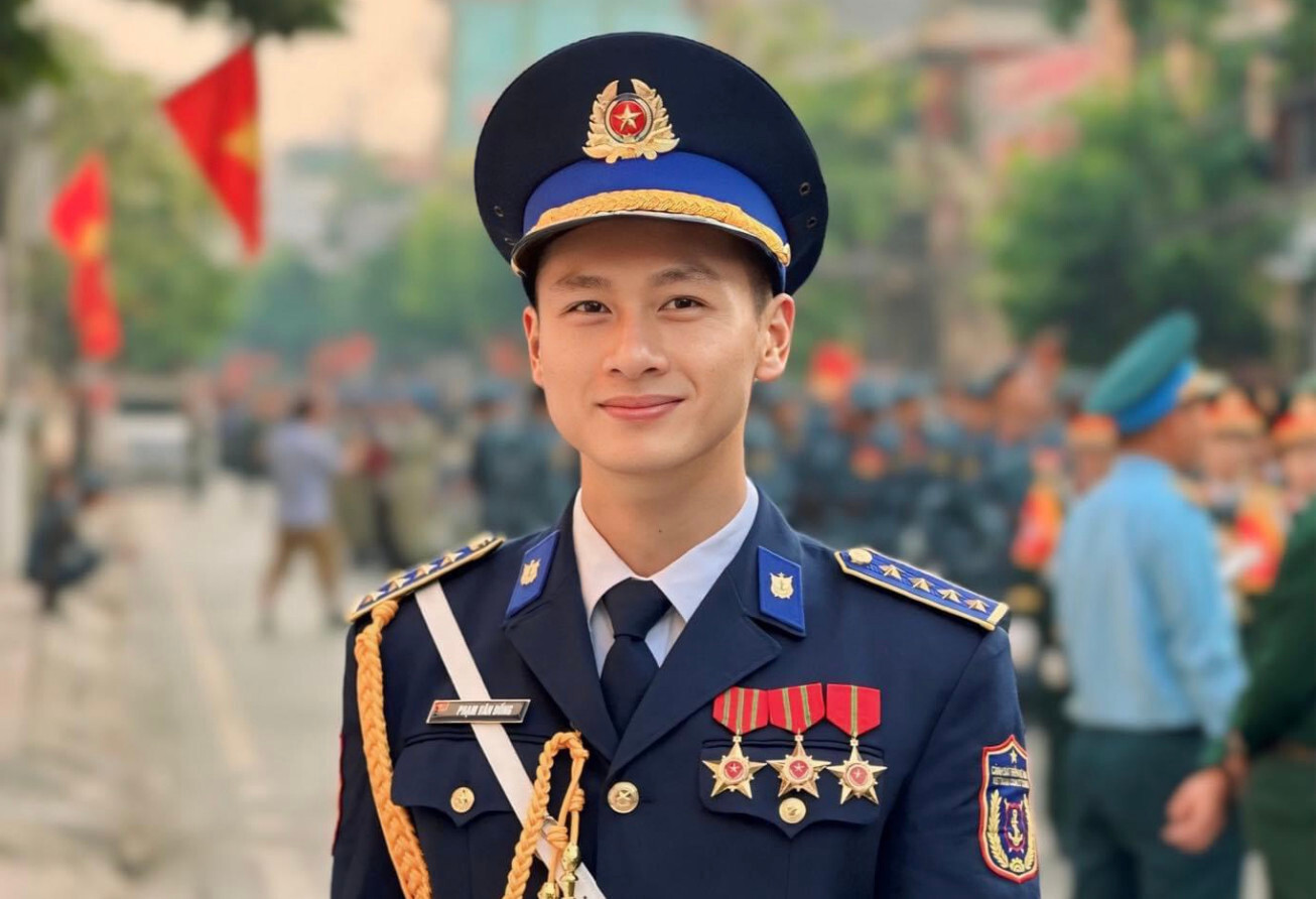 Chàng quân nhân điển trai trong lễ diễu binh tại Điện Biên Phủ đốn tim dân mạng