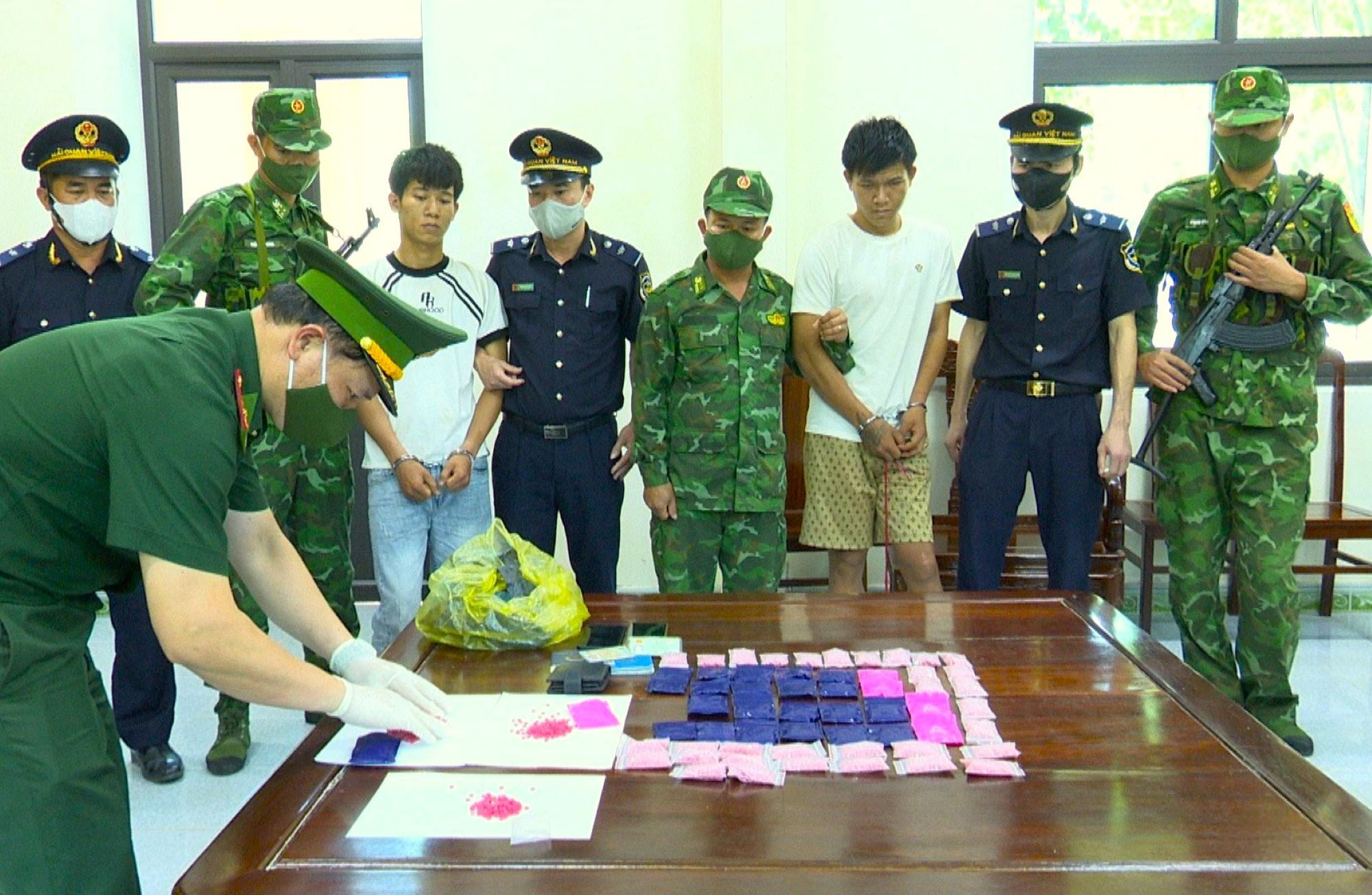 Bắt quả tang 2 thanh niên đưa 12.000 viên ma túy từ Lào về Việt Nam