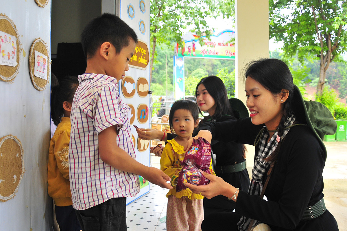 Khối nữ du kích miền Nam tặng quà cho trẻ em Điện Biên 