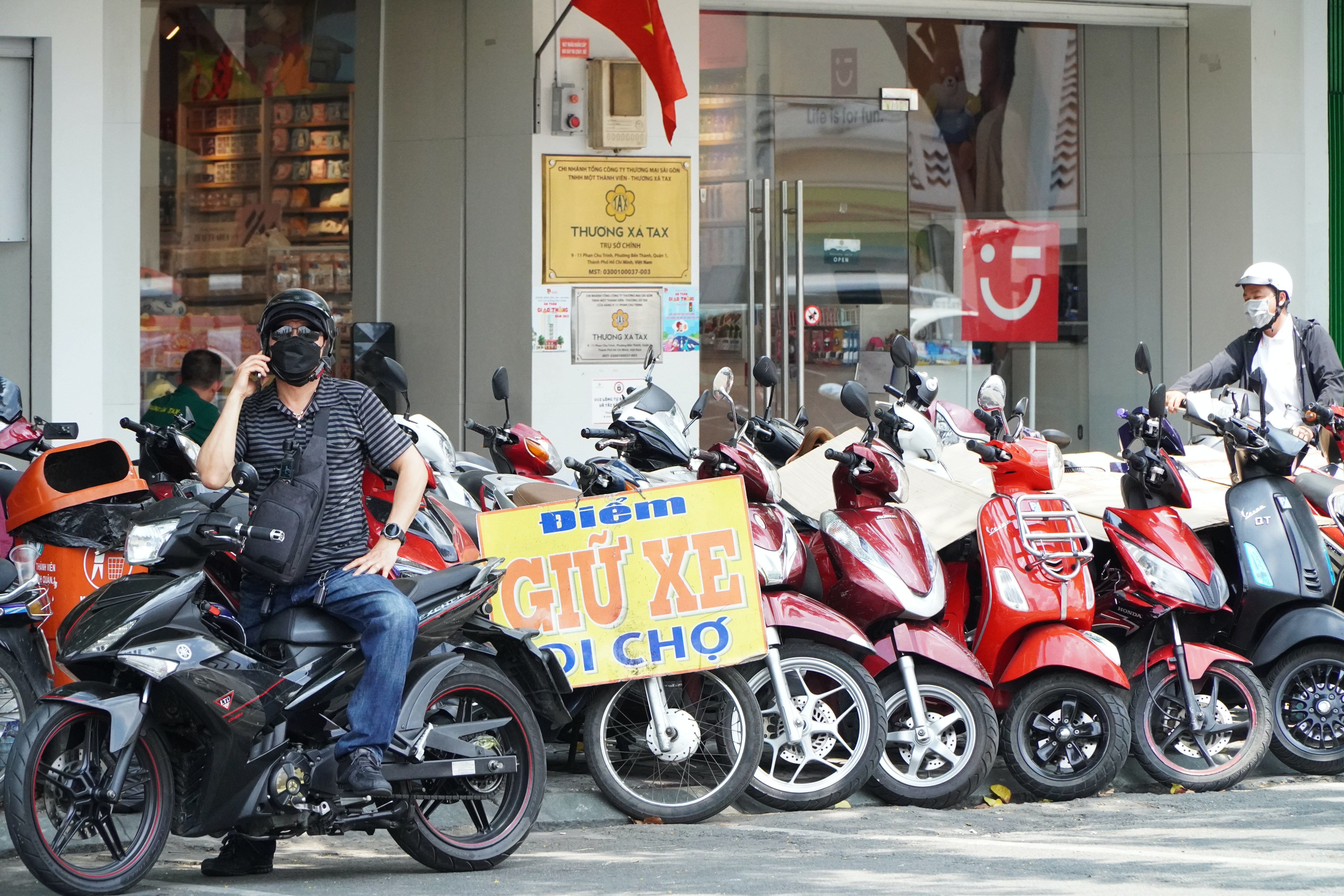 Cận cảnh 11 tuyến đường đầu tiên ở TP.HCM thí điểm thu phí vỉa hè 