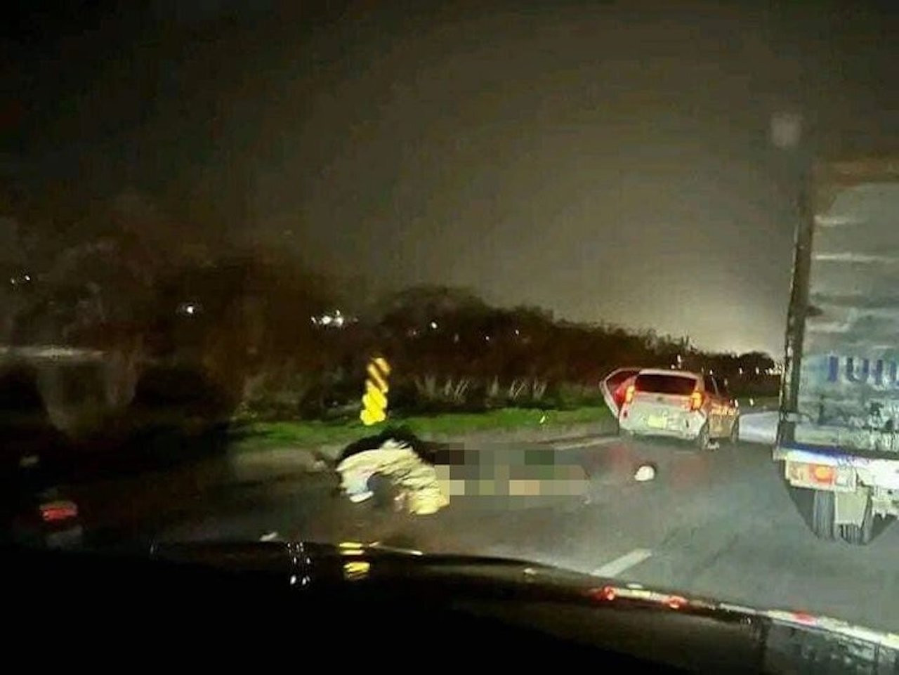 Đi xe máy ngược chiều trên cao tốc, nam tài xế bị ô tô tông tử vong