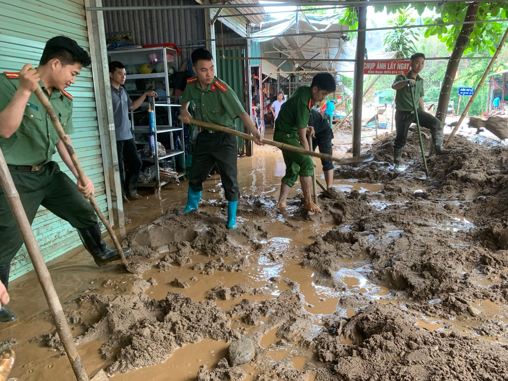 Lũ quét tràn về trong đêm, 30 ngôi nhà ở Điện Biên chìm trong bùn đất