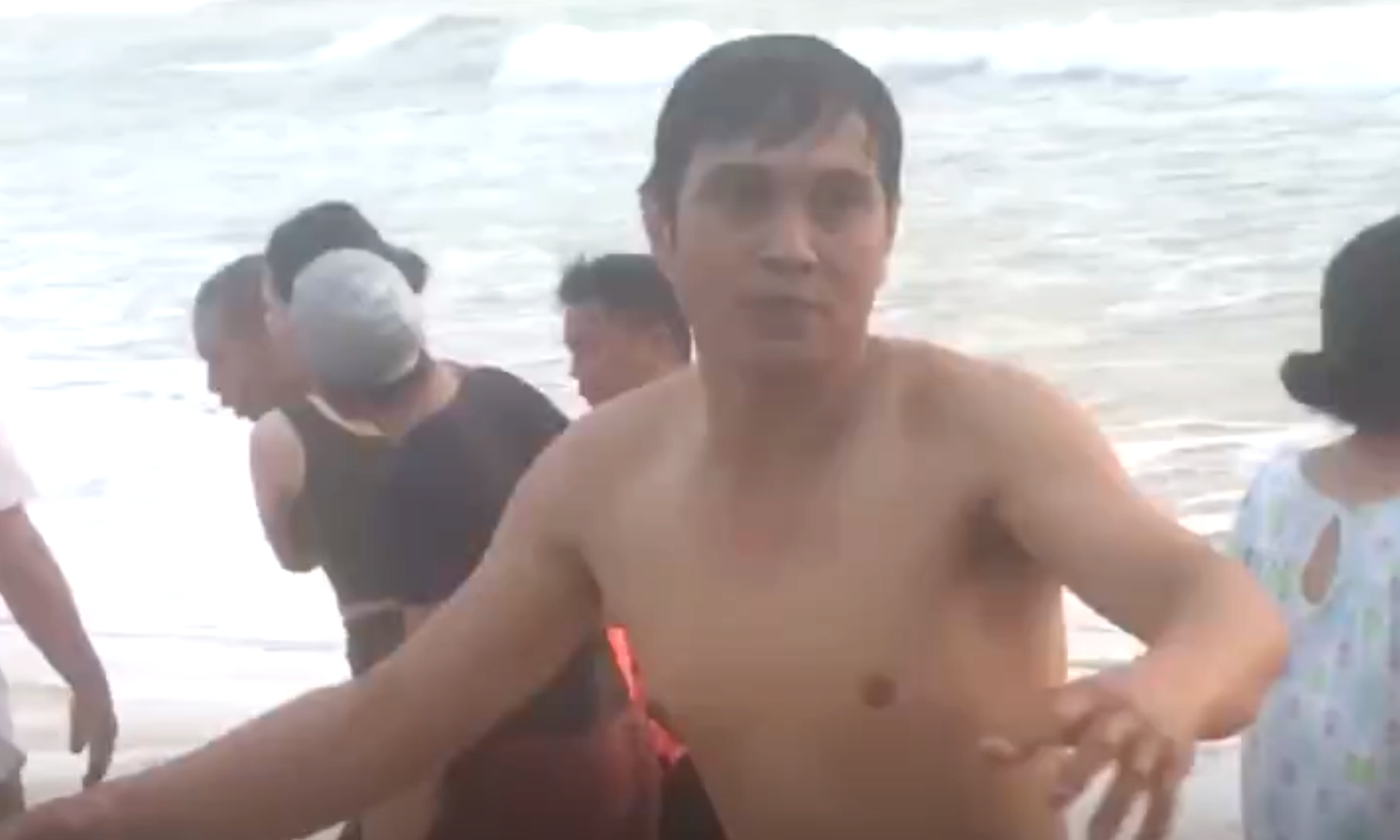 Người đàn ông lao mình xuống biển cứu người