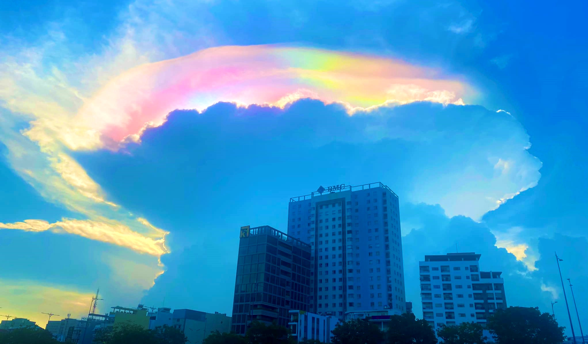 Dân TP.HCM thích thú ngắm bầu trời hoàng hôn lạ lẫm, đầy màu sắc