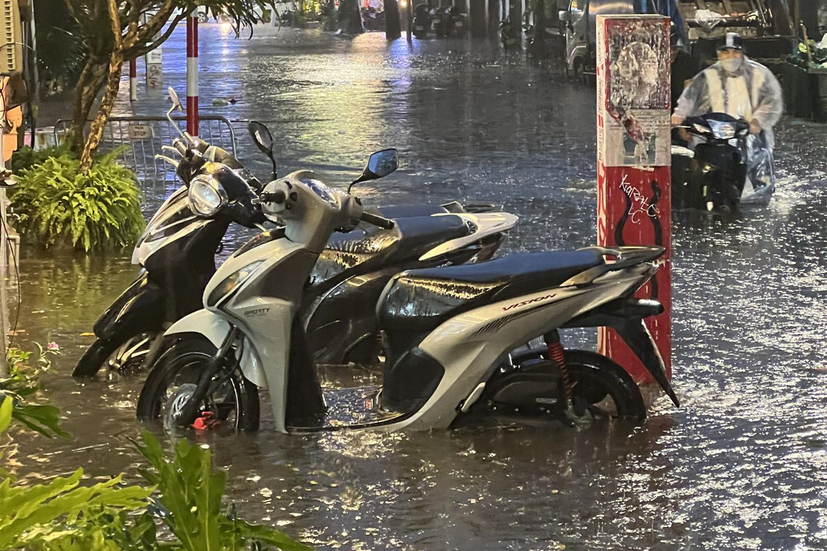 Mưa lớn chiều tối, nhiều tuyến phố Hà Nội ngập sâu