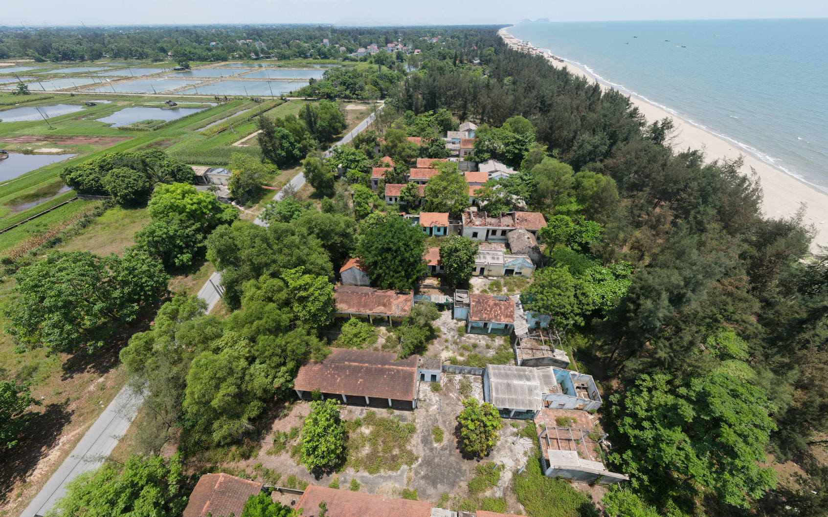 Cảnh hoang tàn ở 'thiên đường sung sướng' bên bãi biển nổi tiếng Hà Tĩnh