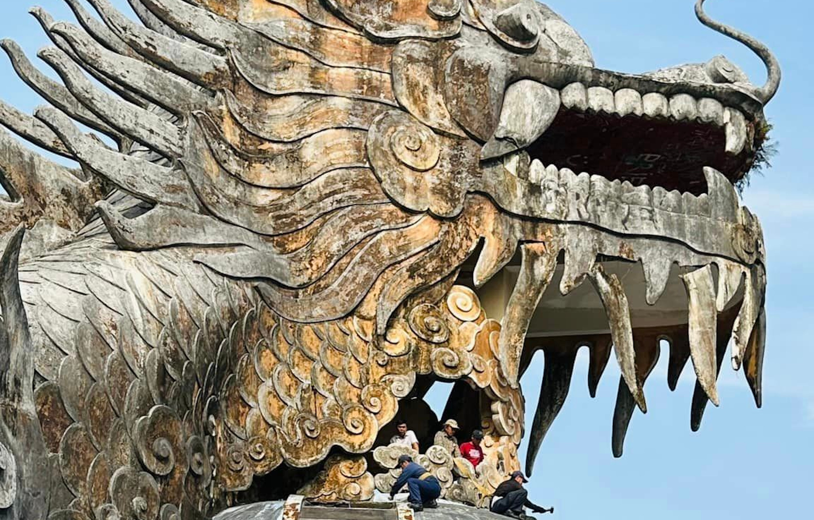 Tháo dỡ những vật nguy hiểm trong tượng rồng ma mị tại công viên bỏ hoang ở Huế