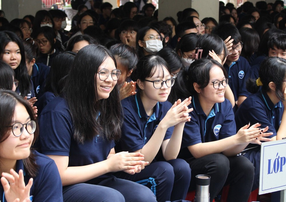 Trường THPT chuyên Ngoại ngữ tăng học phí