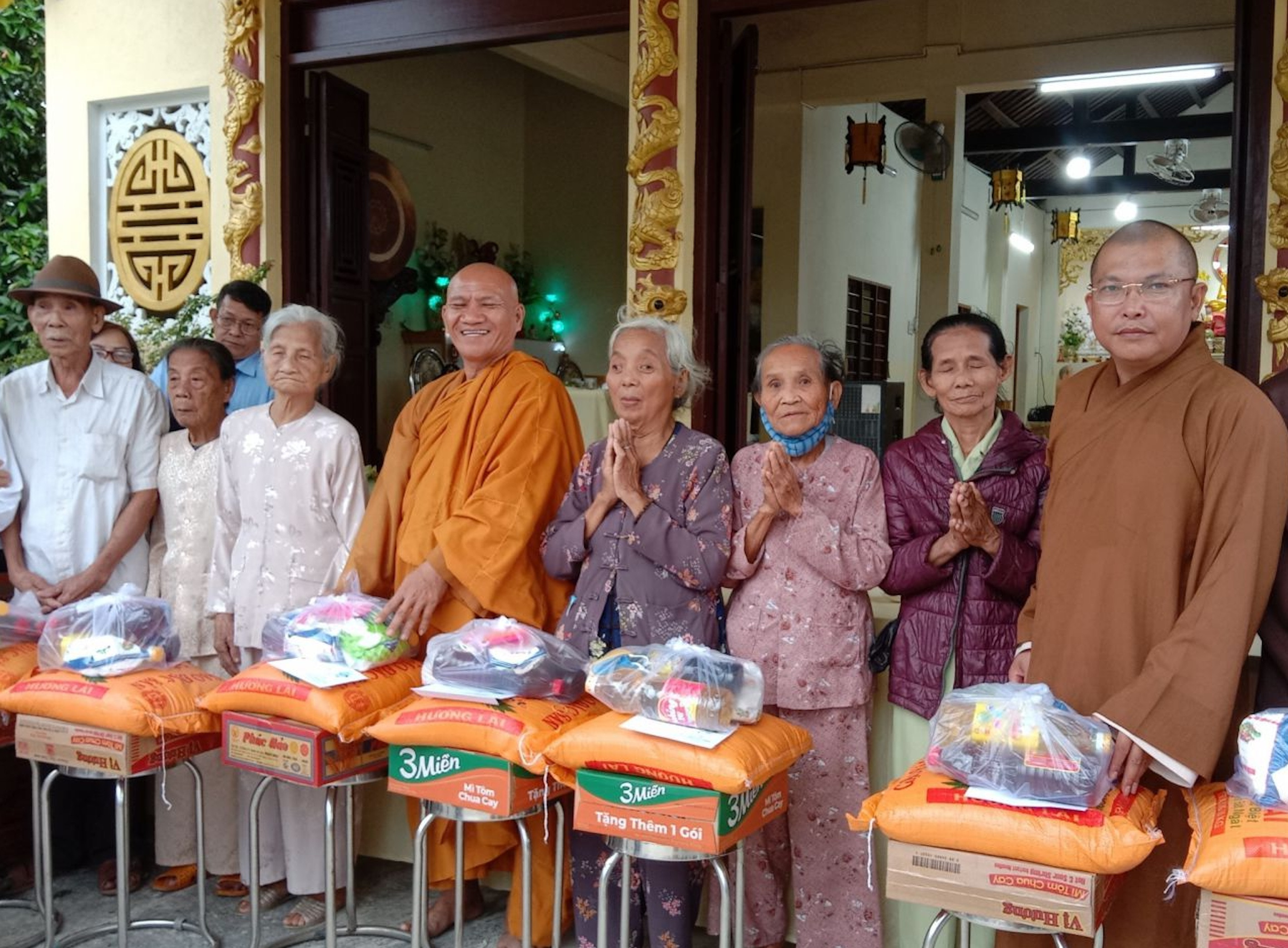 Xây 5 căn nhà, tặng trên 350 phần quà cho người nghèo ở Huế dịp Đại lễ Phật đản