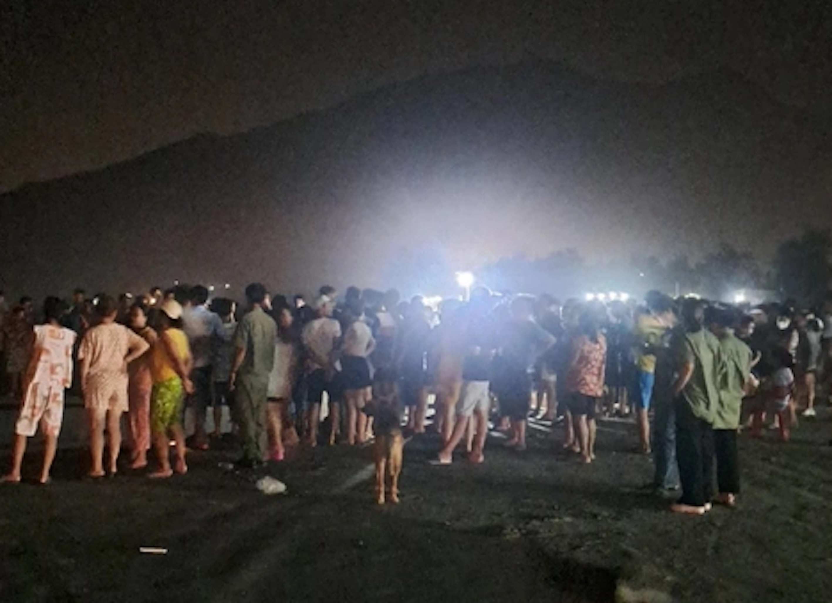 Cháu bé 6 tuổi mất tích lúc đi gửi trẻ, chỉ tìm thấy chiếc dép sát biển