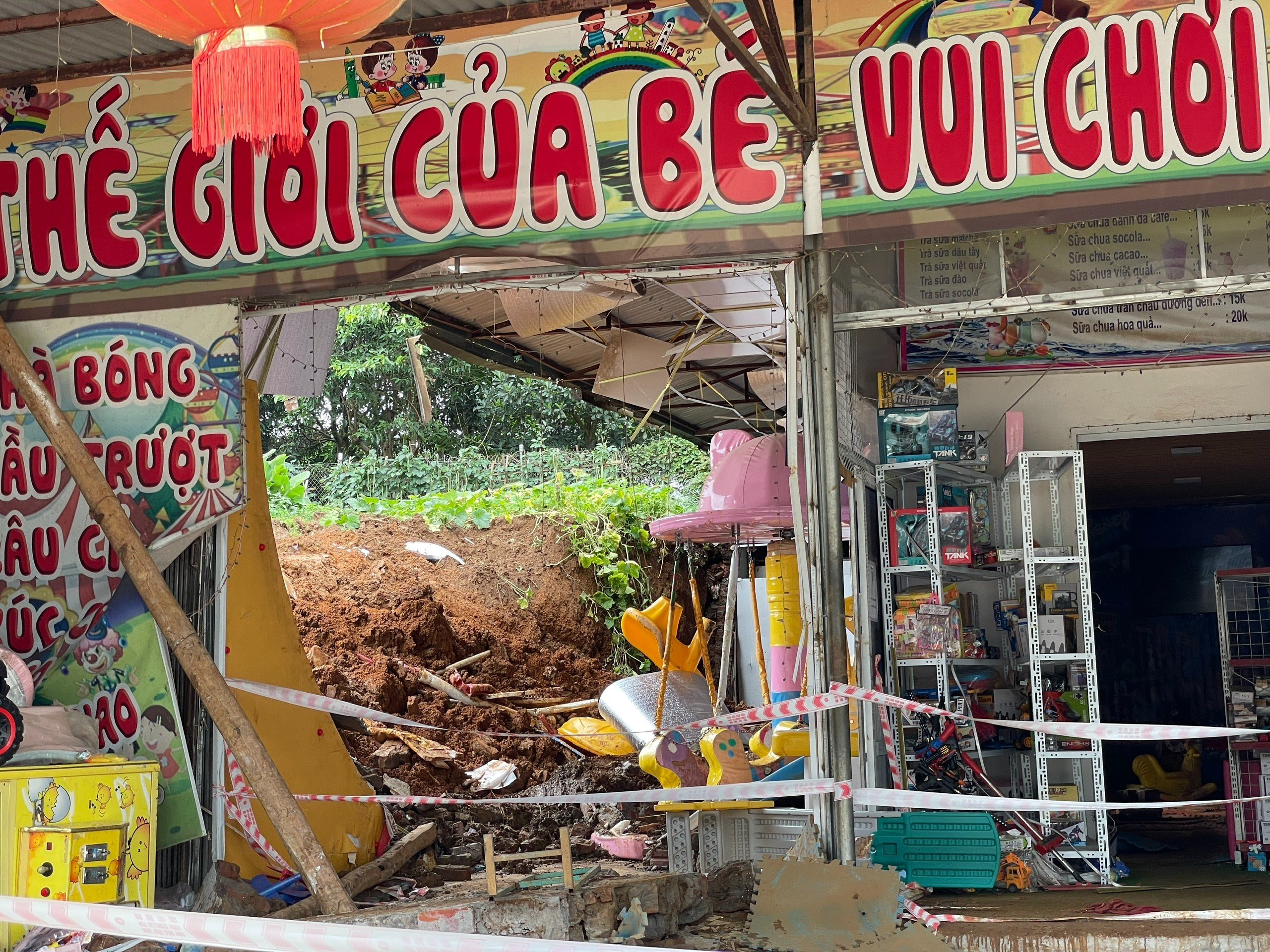 Người dân kể phút xóm làng đội mưa đào bới, tìm 3 cháu nhỏ trong đống đổ nát