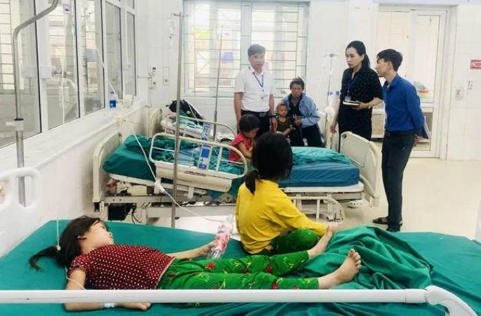 8 ông cháu đi cấp cứu sau khi ăn nấm