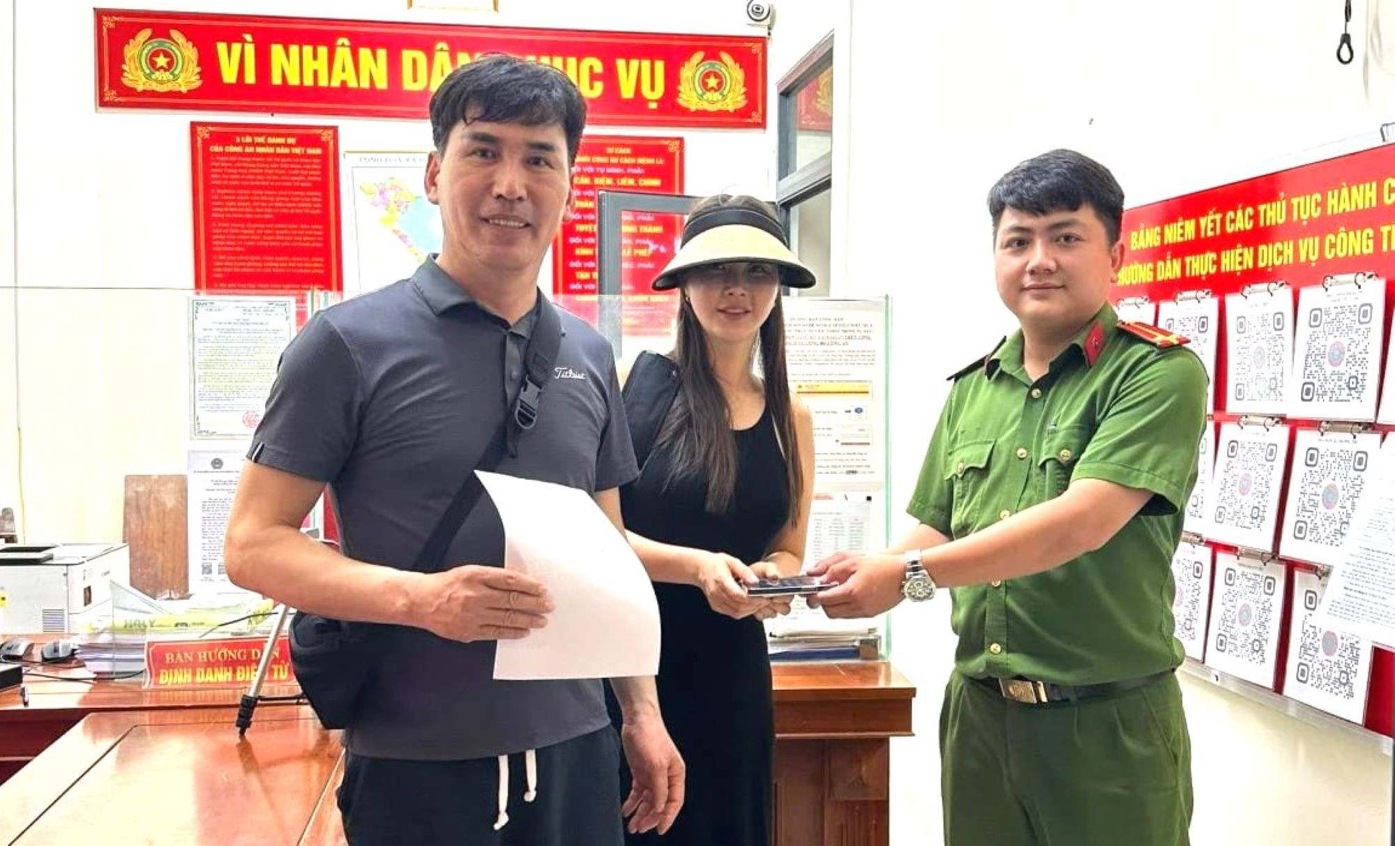 Công an Đà Nẵng giúp du khách nước ngoài và người dân tìm lại tài sản đánh rơi