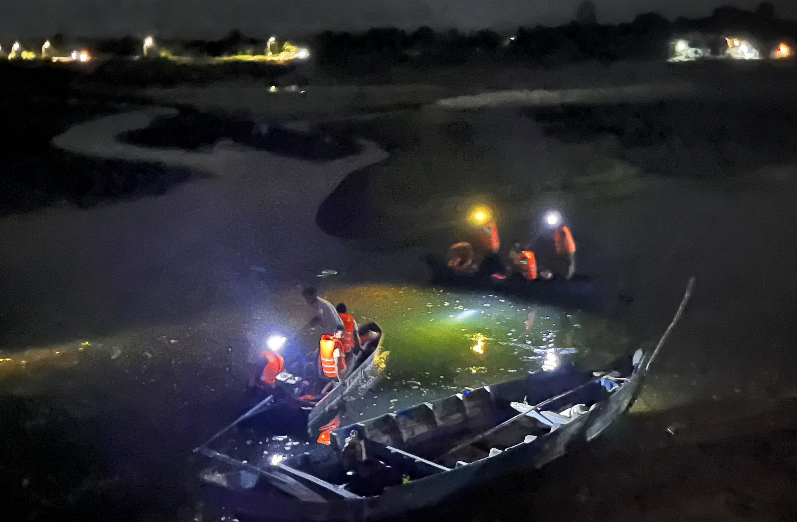 Phú Yên: Lật ghe trên sông Ba, 1 người chết, 2 người mất tích