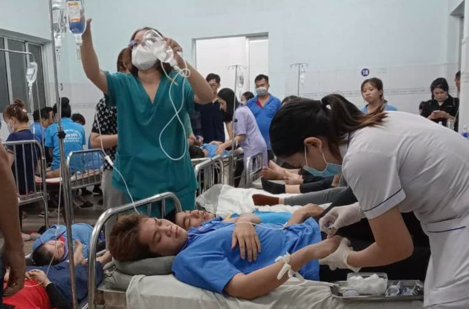 Gần 100 công nhân ở Đồng Nai nhập viện sau khi ăn bánh đa cua